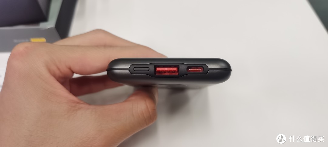 左边按钮为开关键，中间是USB-A口输出，最后边是type-C双向口（可充电输入也可充电输出）type-C双向口充放一体，集成化的设计便利性十足。