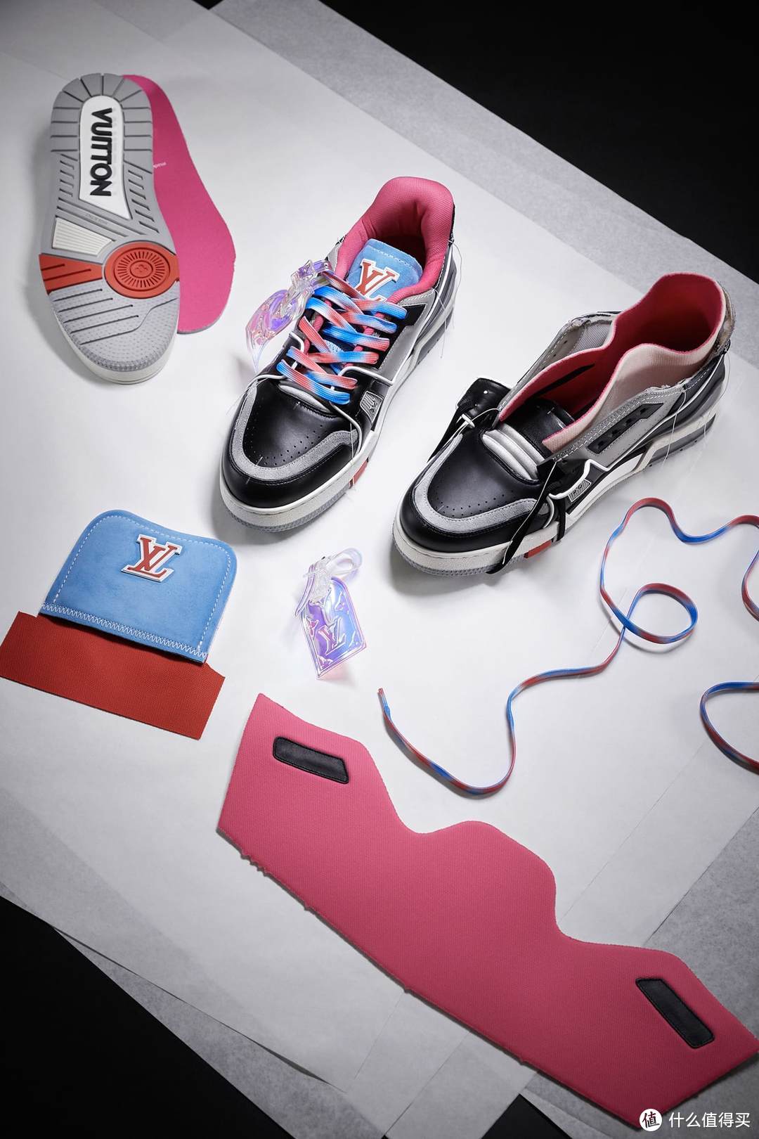 LOUIS VUITTON 发布 2021 春夏系列鞋款「Trainer Upcycling」，共有五种配色选择
