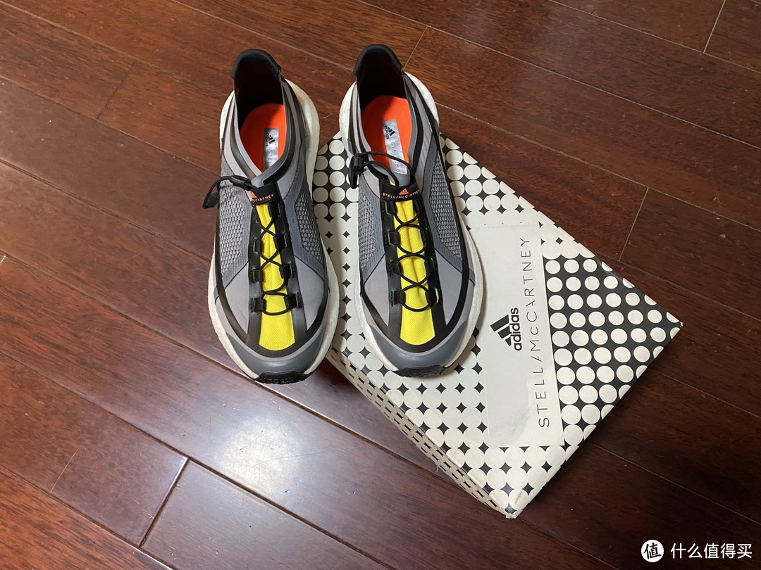 设计师联名款adidas SMC PulseBOOST HD