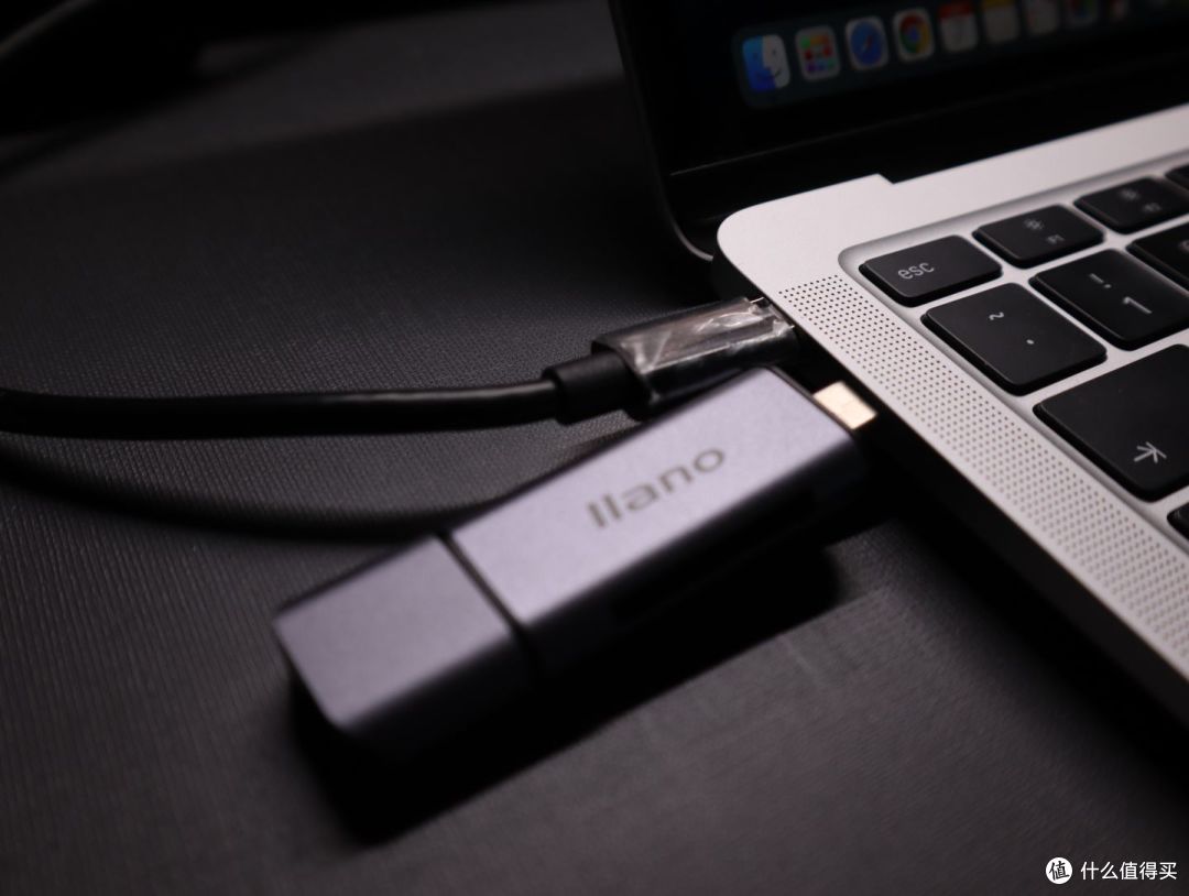 接口方面,macbook air仅在机身左侧有两个c口(usb 4规格),以及机身