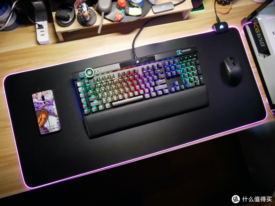 大到爆的桌面 RGB——海盗船 MM700 RGB 鼠标垫
