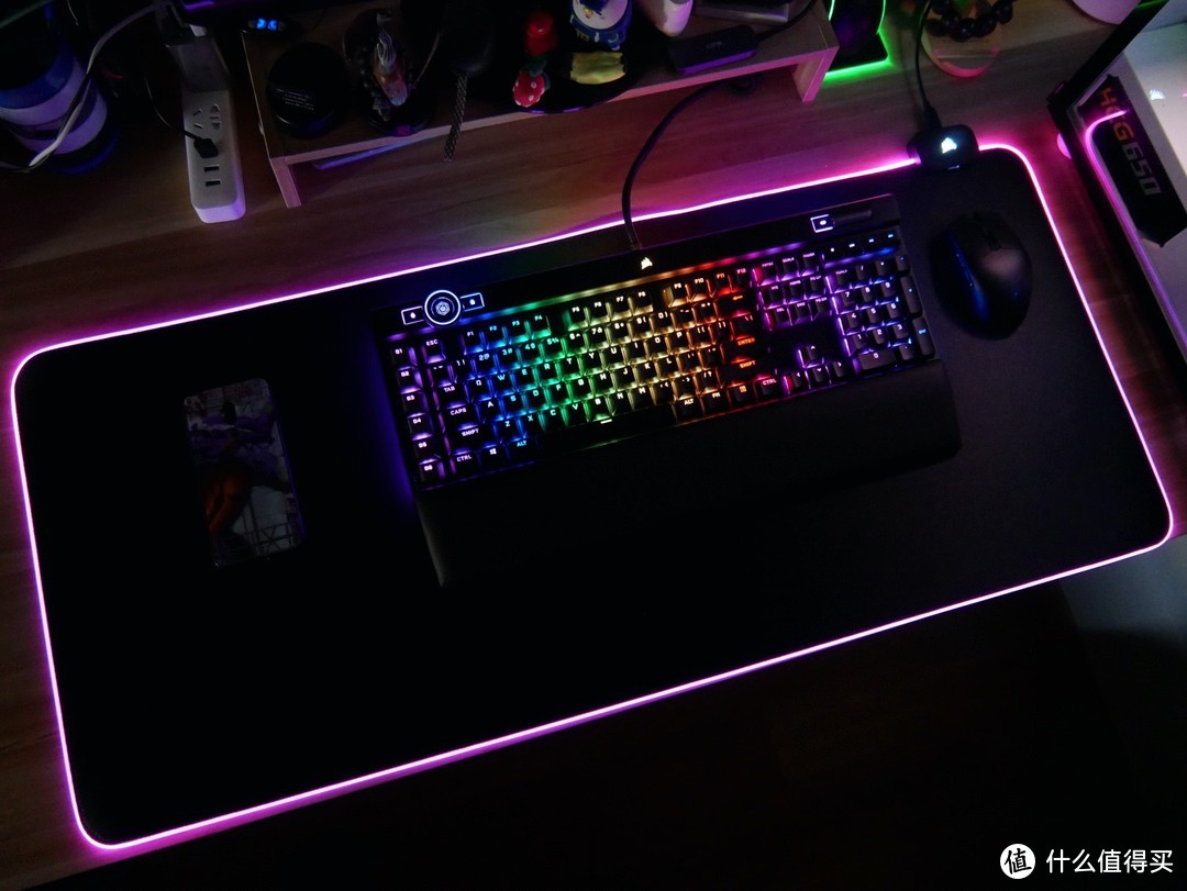 大到爆的桌面 RGB——海盗船 MM700 RGB 鼠标垫