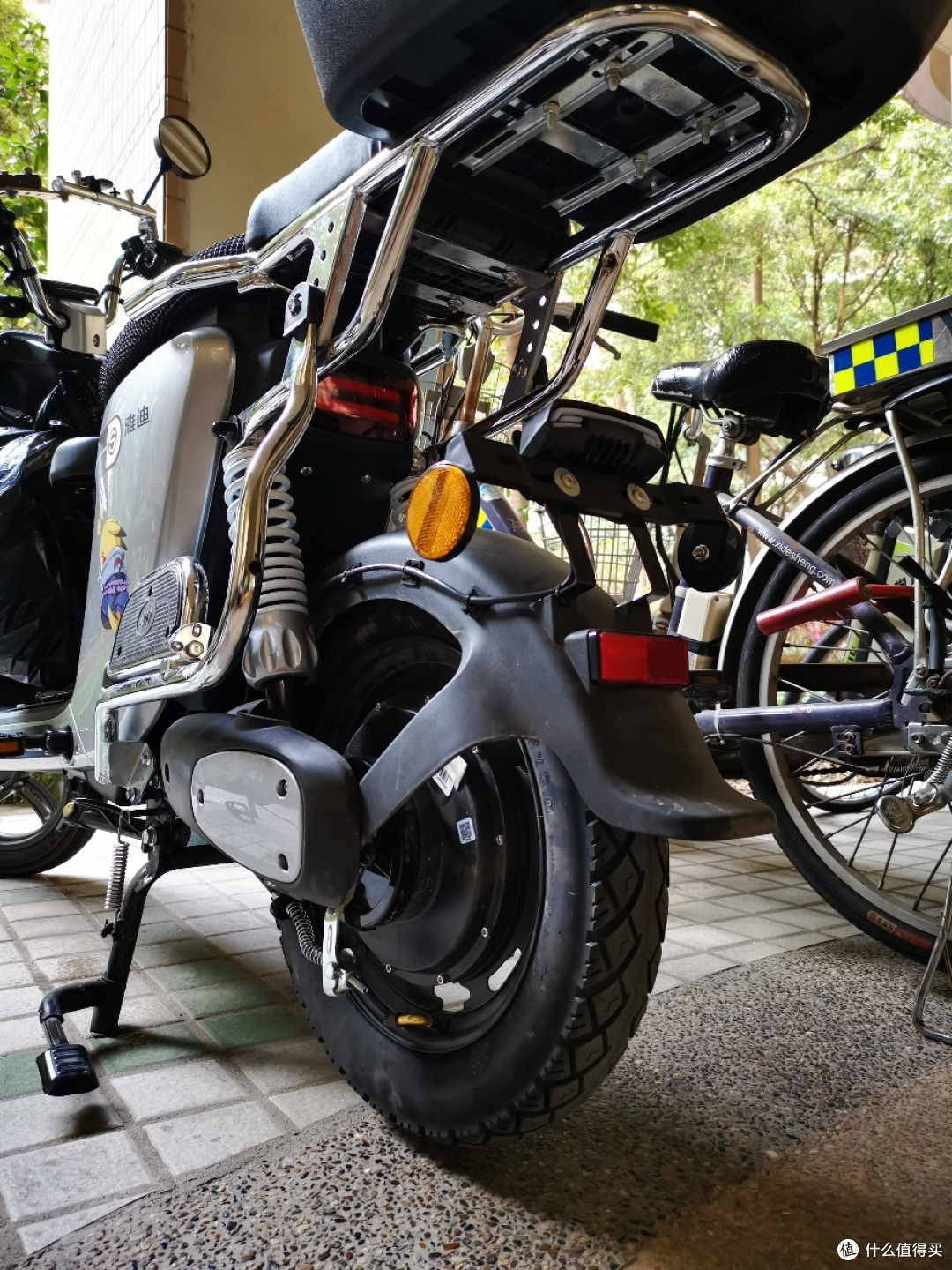 雅迪欧睿再次加装(儿童座椅, t6尾转弯灯,点焊21700锂电池等)