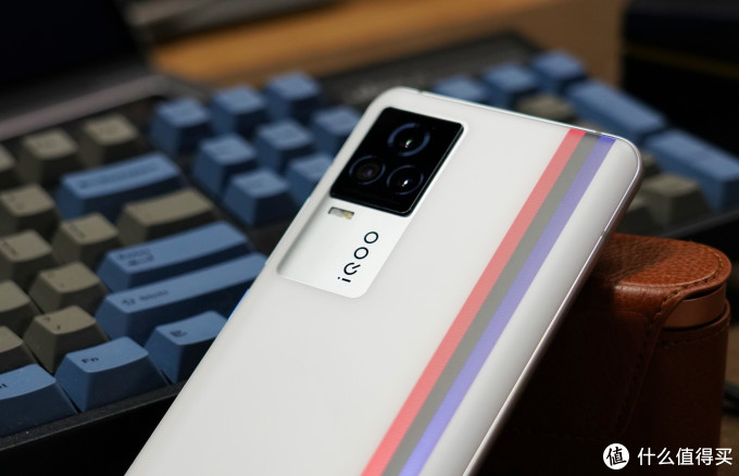 《到站秀》iqoo 7 传奇版:电竞体验"天花板"_安卓手机_什么值得买