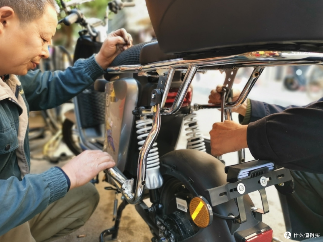 雅迪欧睿再次加装(儿童座椅, t6尾转弯灯,点焊21700锂电池等)