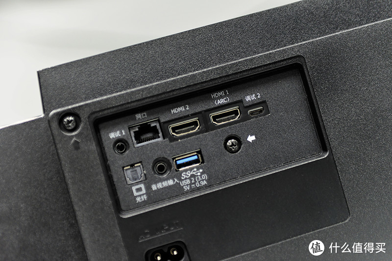 除了一个USB 2.0的接口在机身侧面之外，其余的接口都集中在机身背面，包括重要的HDMI接口