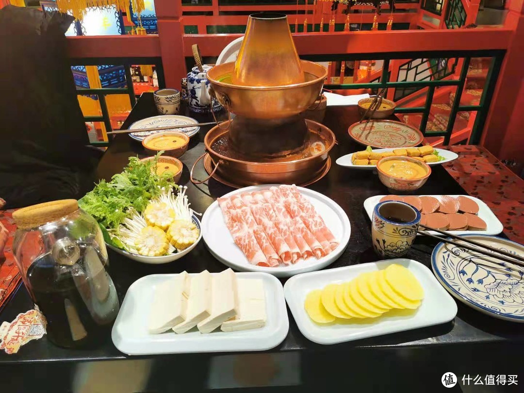 鲜嫩的羊肉，浓香的芝麻酱，传统老北京铜锅涮肉，越吃越热乎