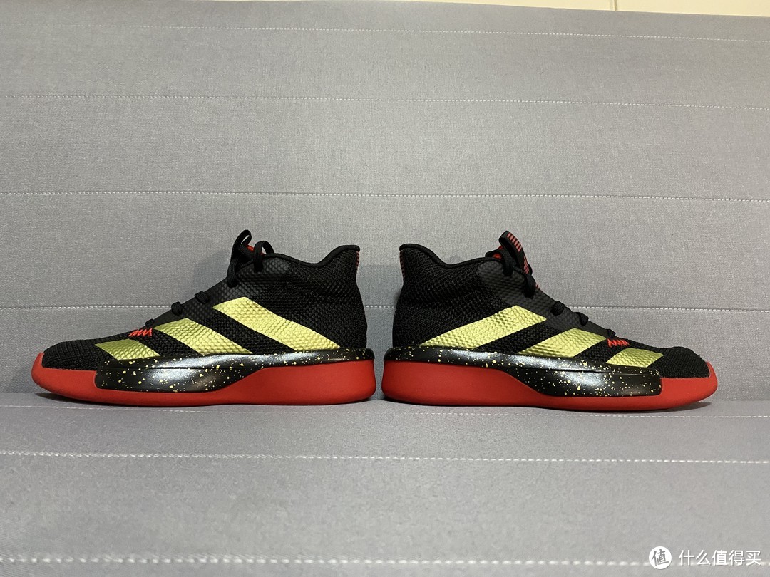 一双篮球鞋ADIDAS Pro Next 2019