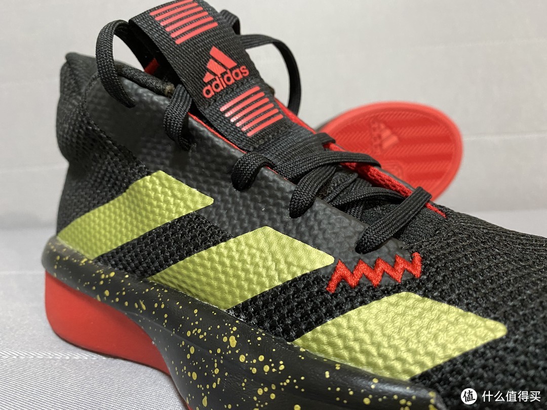 一双篮球鞋ADIDAS Pro Next 2019