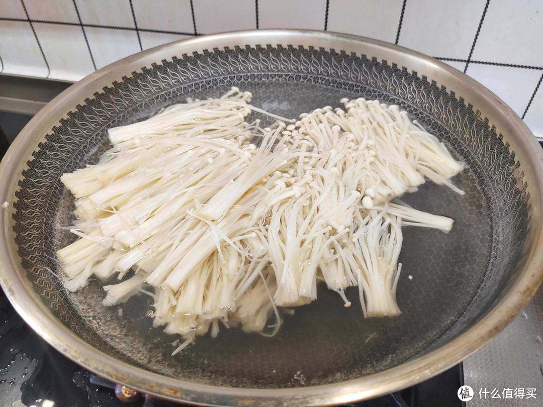 春节家宴必点菜，酸汤肥牛金针菇，酸辣过瘾好吃简单，荤素搭配