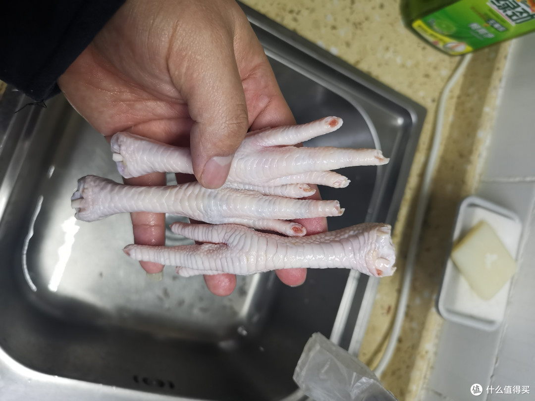 用剪刀剪去鸡爪的指甲