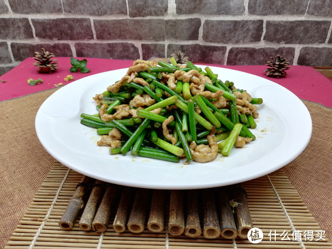 这样处理蒜薹肉丝，蒜薹清脆肉丝滑嫩，年夜饭就要做得精致