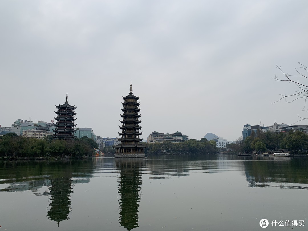 白天的日月双塔