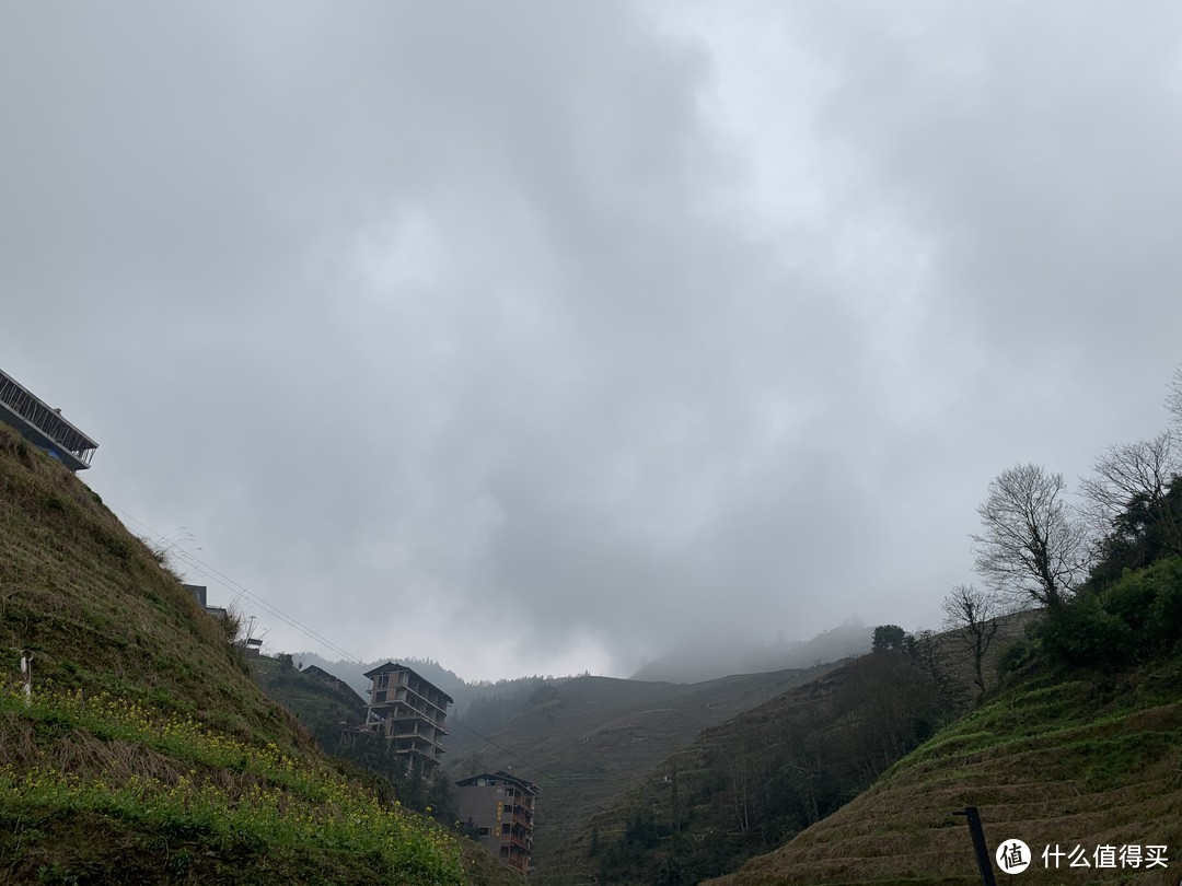 进入景区后需要走上一段路，或者说爬一段山，中间会路过居民区