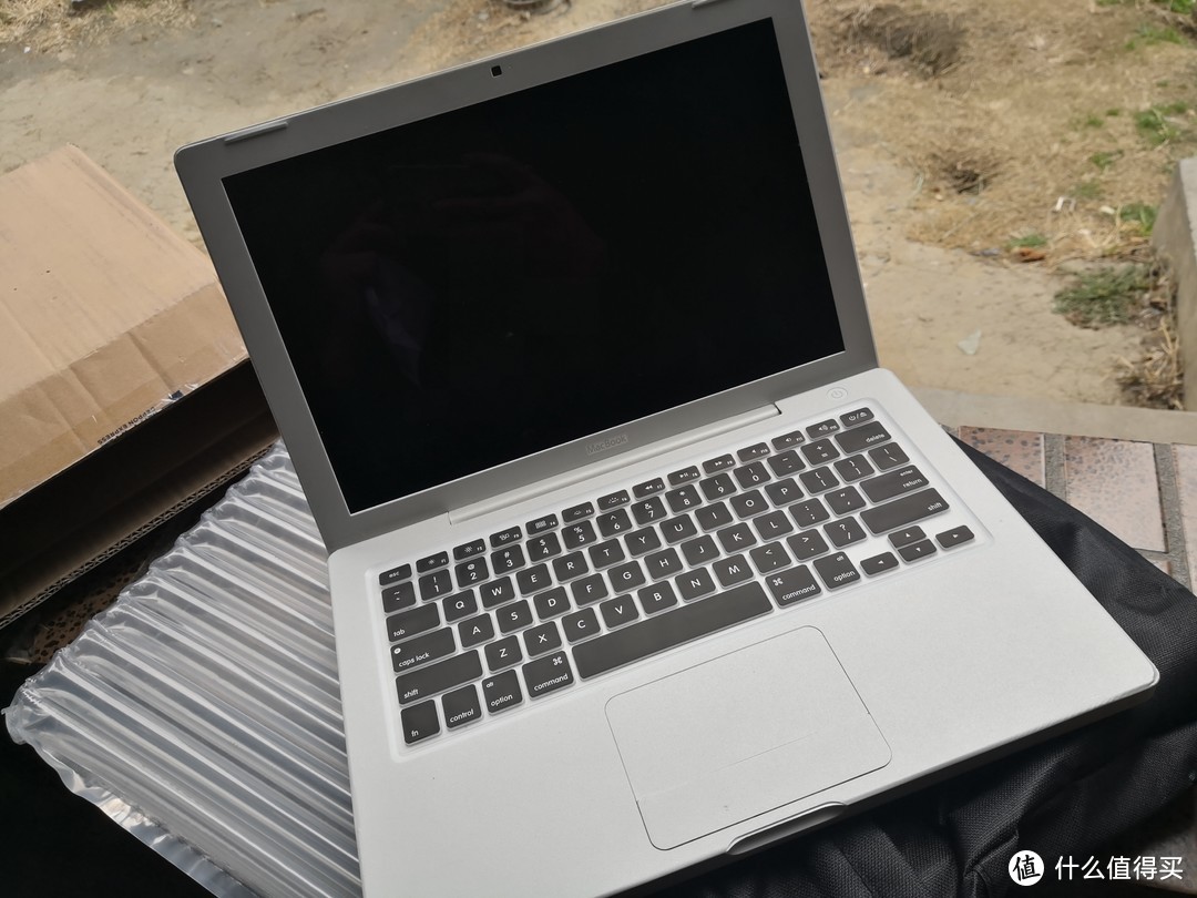 闲鱼买二手苹果笔记本的被骗经历：货到付款，卖家发来07年MacBook电子垃圾，差点付款了