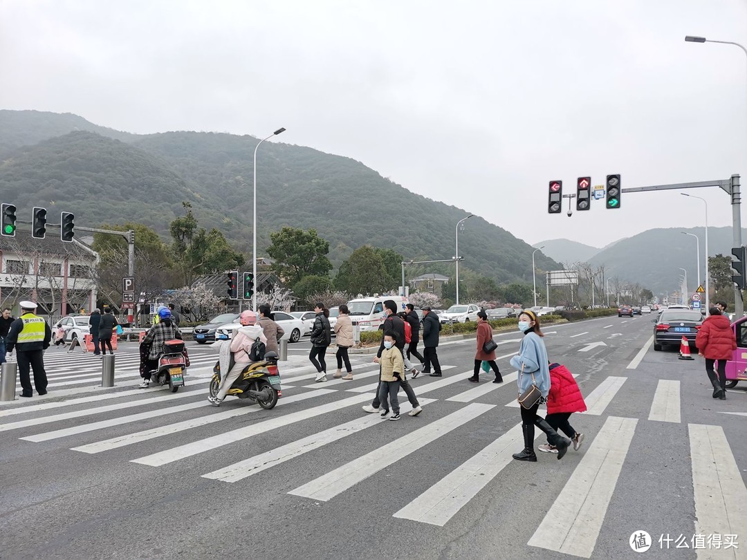 你在景区看风景，看风景的麦田跑步在看你-正是九峰赏梅时-2021-02