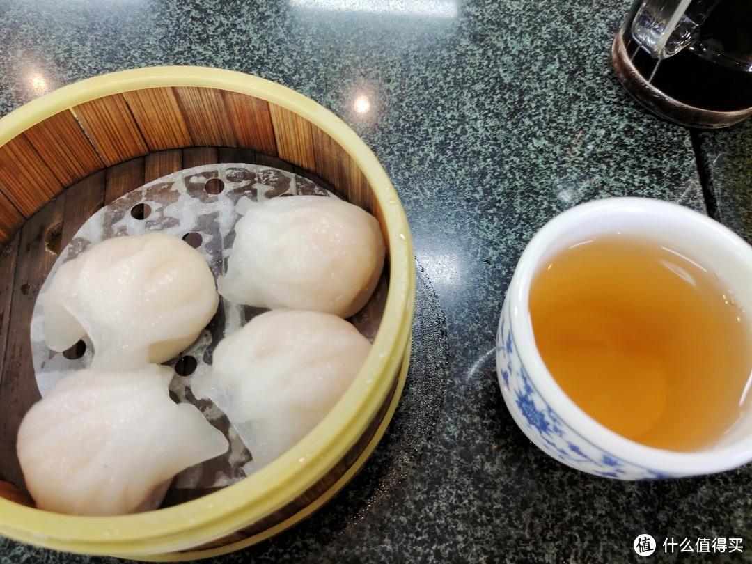 这顿午饭我一个人吃了煲仔饭，肠粉和虾饺，感觉上菜的小妹都对我另眼相看，我也顾不得不好意思了。