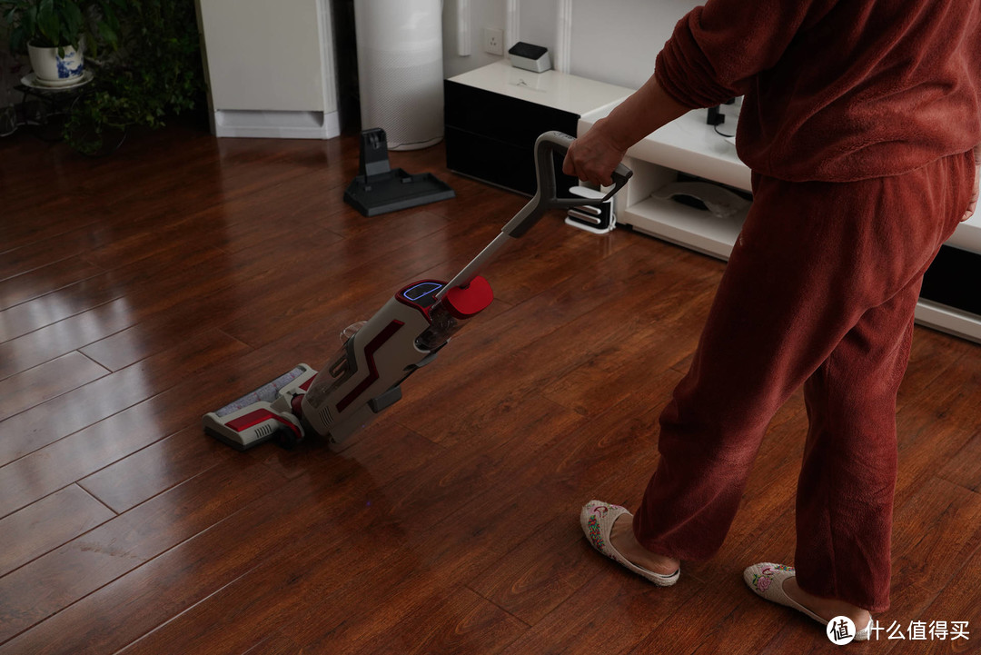 新春送给妈妈的地板清洁好帮手，让她轻松打扫卫生--蓝宝洗地机评测