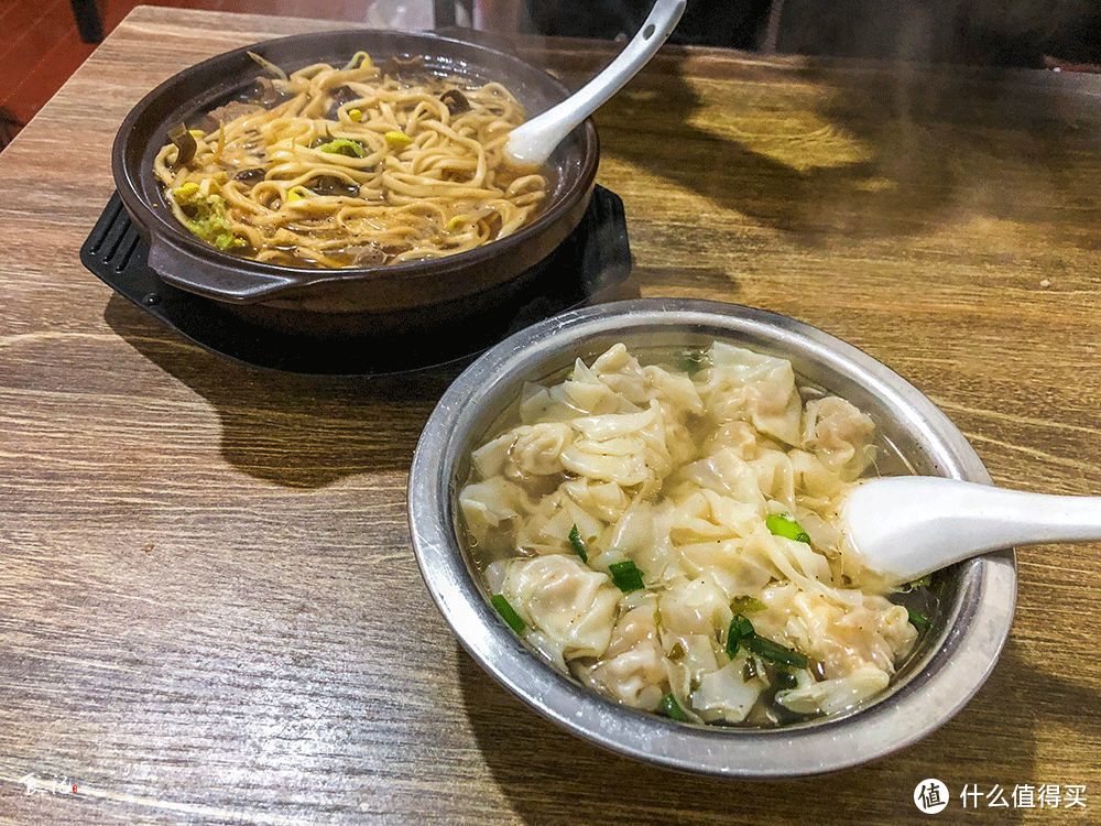 看完春节档，我被这座早餐吃牛肉面配黄酒的狂野城市馋疯了