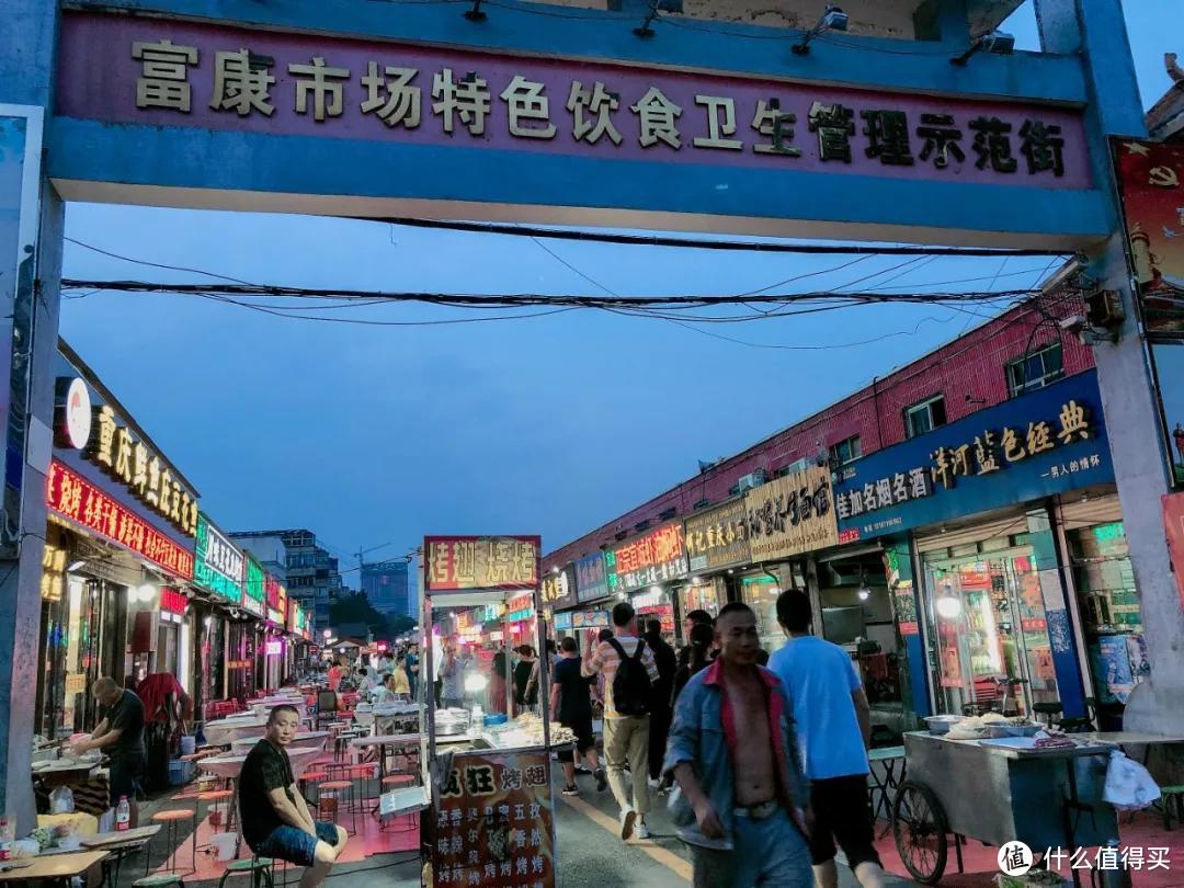 看完春节档，我被这座早餐吃牛肉面配黄酒的狂野城市馋疯了