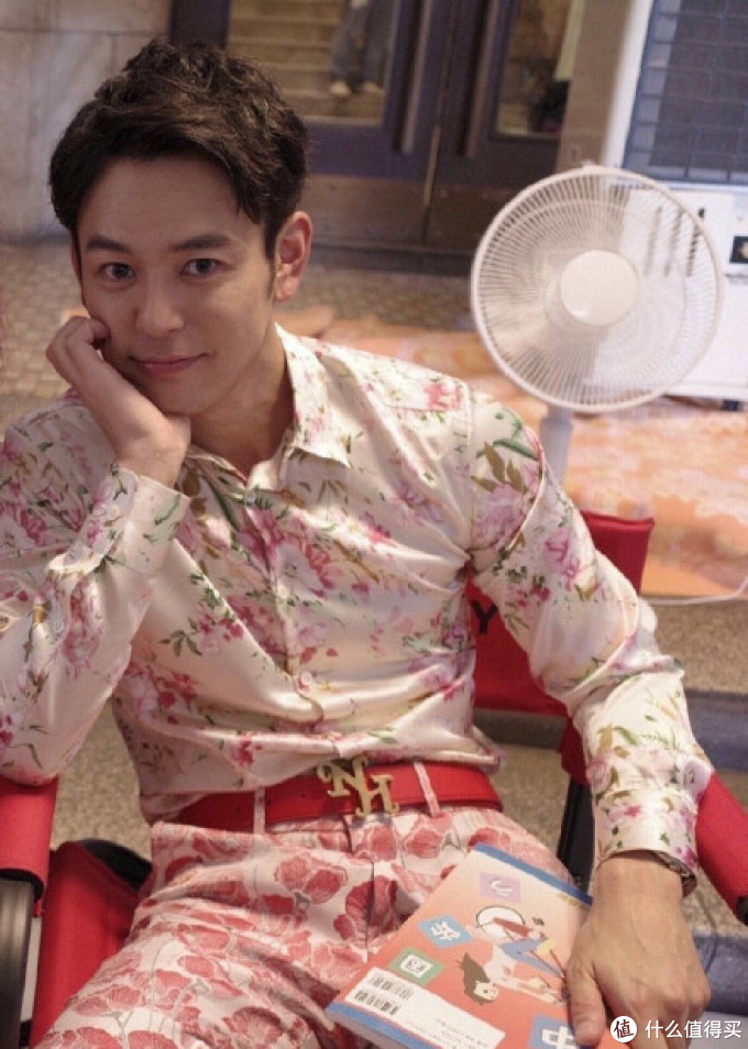 跟着唐探3学穿搭造型是个玄学看看妻夫木聪如何做到浮夸而不油腻