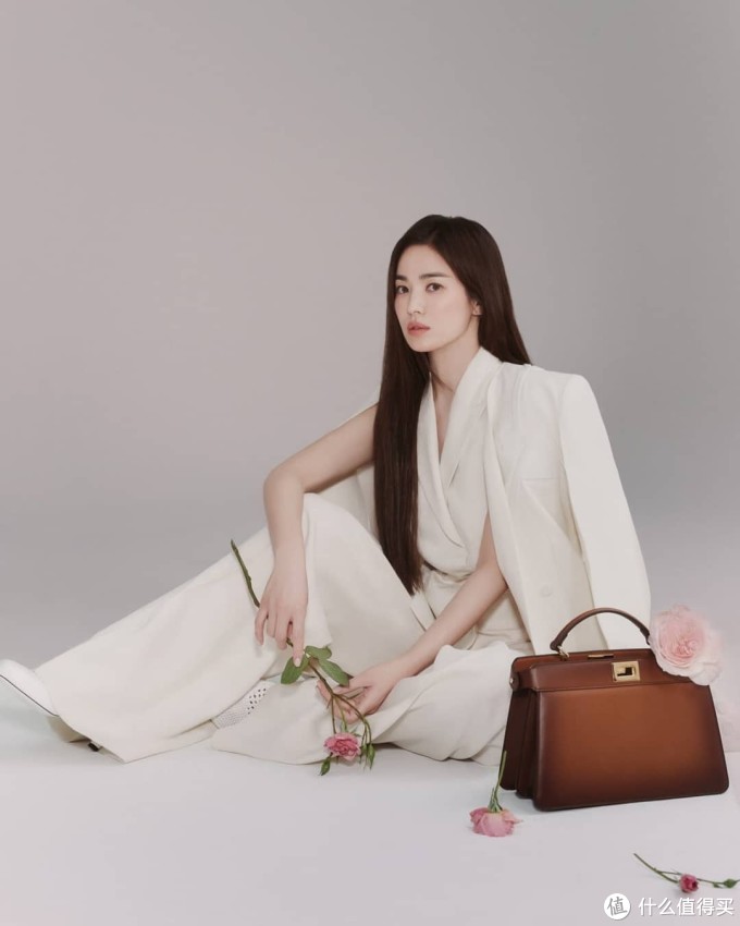 FENDI官宣全新代言人——宋慧乔,韩国首位女演员大使,解锁《Harper's BAZAAR》3月刊封面