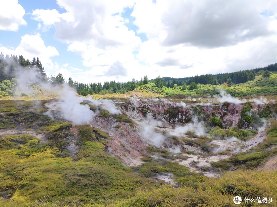 Craters of the Moon 其实就是一个大火山口，没错，还是活的火山。因为形状很像月球的环形山，所以叫做Craters of the Moon.