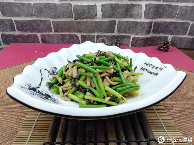 家常炒蒜苔的经典做法，味道一点不比饭店的差，从此不愿去饭店