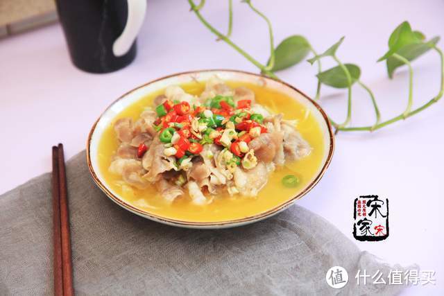 它是“入门级”大菜，酸辣过瘾味道棒，饭店经常作为招牌