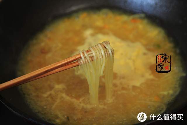 它是“入门级”大菜，酸辣过瘾味道棒，饭店经常作为招牌