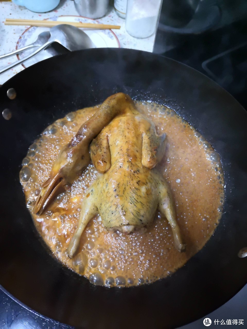 慢火焖40分钟，焖煮途中要翻面，同时用勺子把汁不断浇淋在鸭身，使鸭仔充分吸收入味，上色均匀。