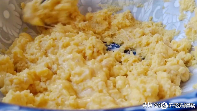 多吃粗粮好处多,用玉米面这样简单一做,无油无糖,吃着更健康