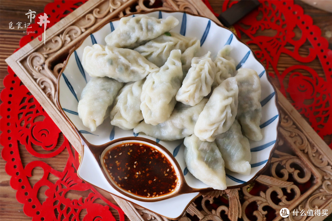 正月初五迎财神，要吃“生财”饺子，寓意长久生财，吉祥顺利