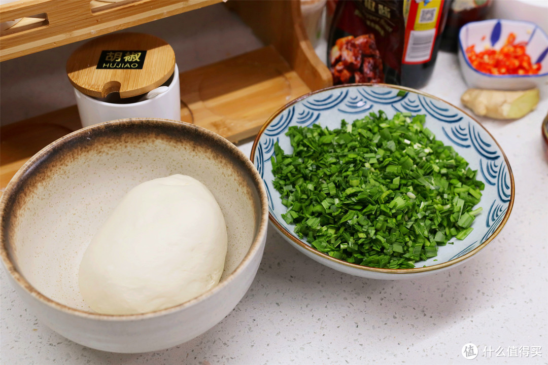 正月初五迎财神，要吃“生财”饺子，寓意长久生财，吉祥顺利