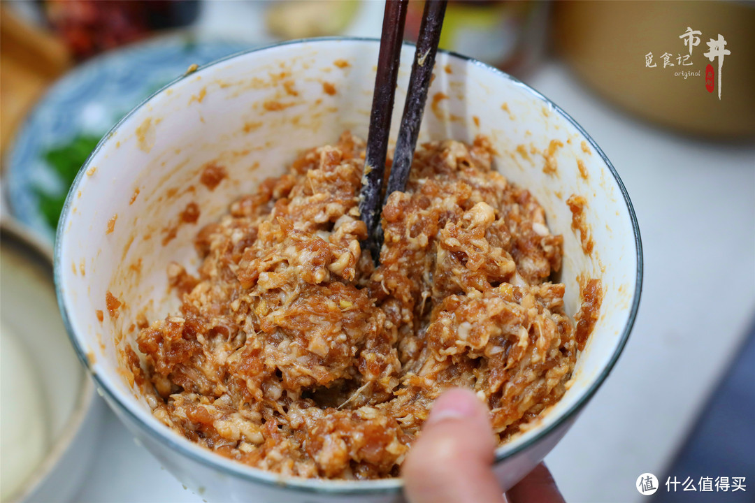 正月初五迎财神，要吃“生财”饺子，寓意长久生财，吉祥顺利