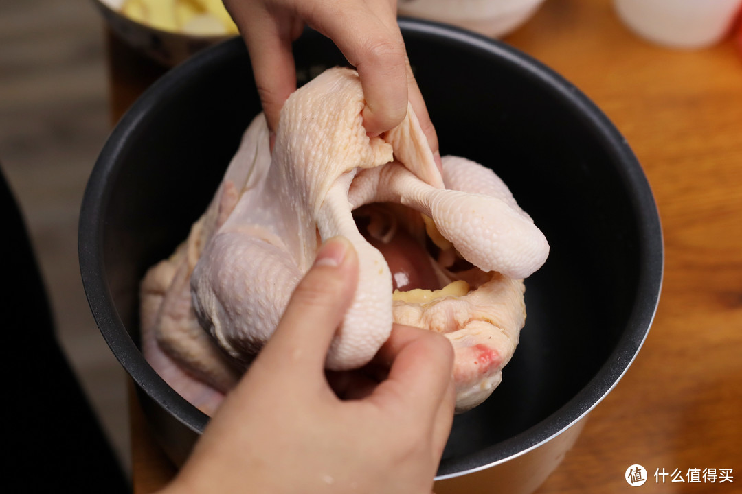 把1只鸡放进电饭锅，皮酥肉烂味道香