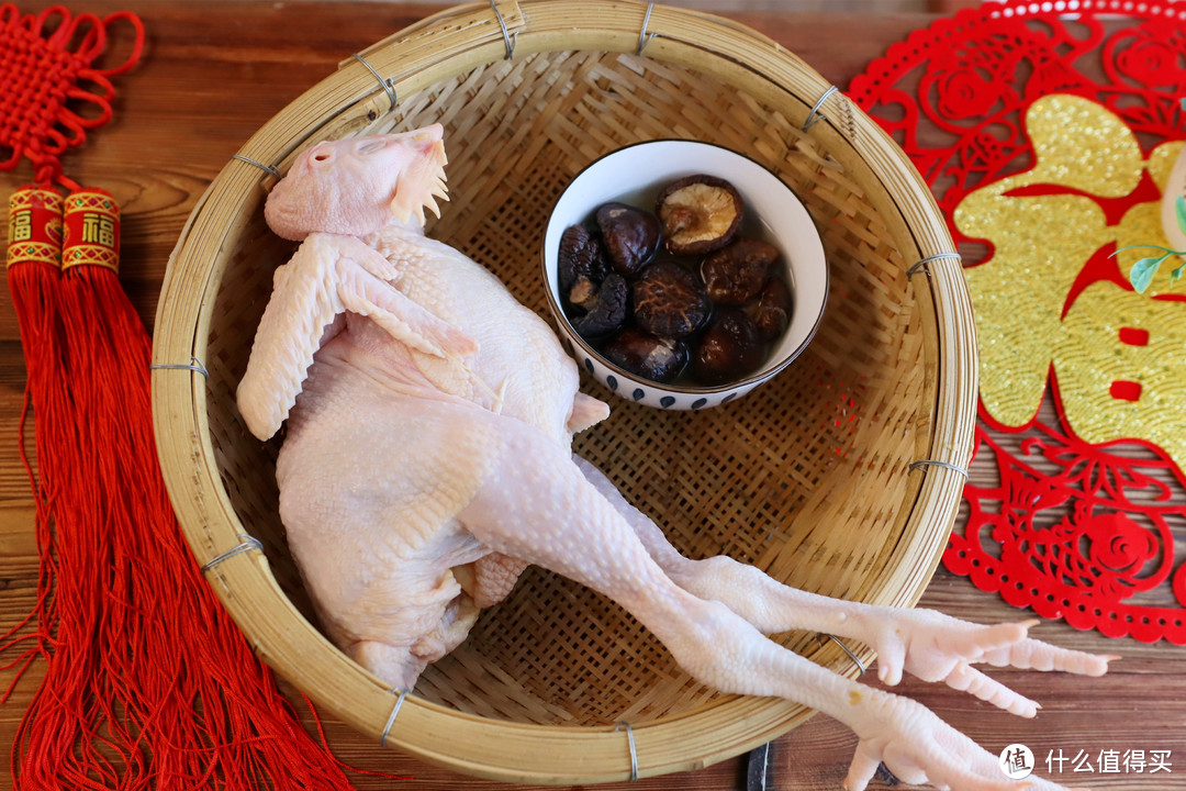 把1只鸡放进电饭锅，皮酥肉烂味道香