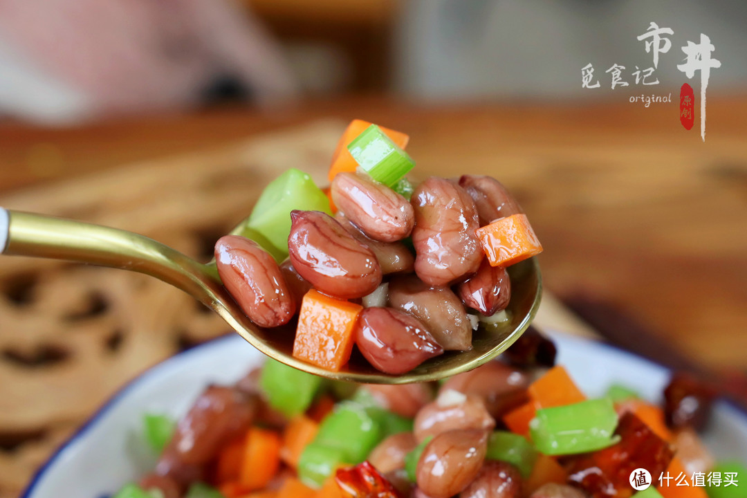 做“水煮花生米”，想花生入味有嚼头，煮几分钟是关键，下酒好菜