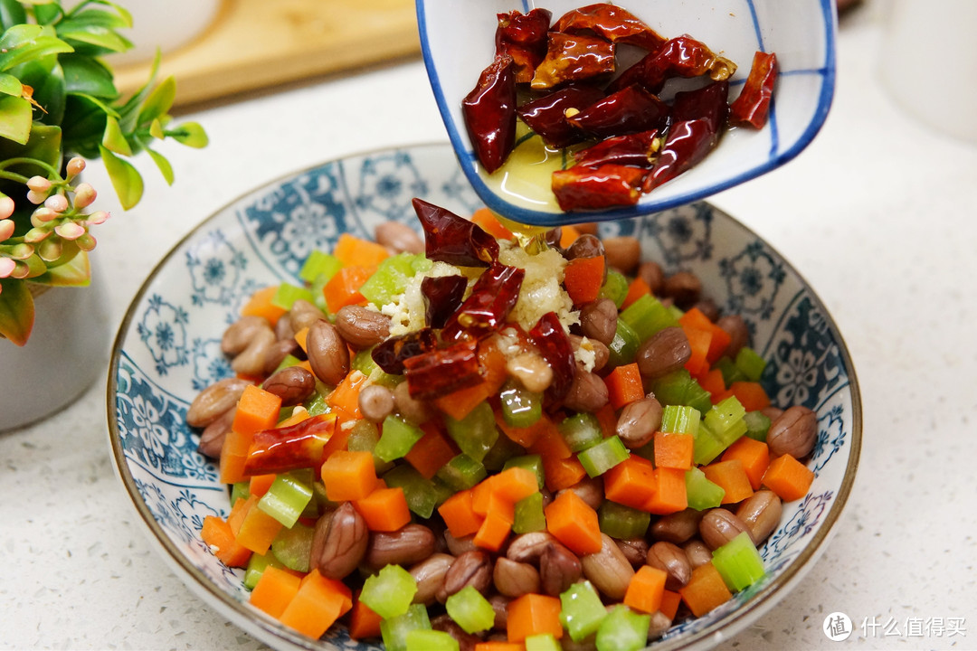 做“水煮花生米”，想花生入味有嚼头，煮几分钟是关键，下酒好菜