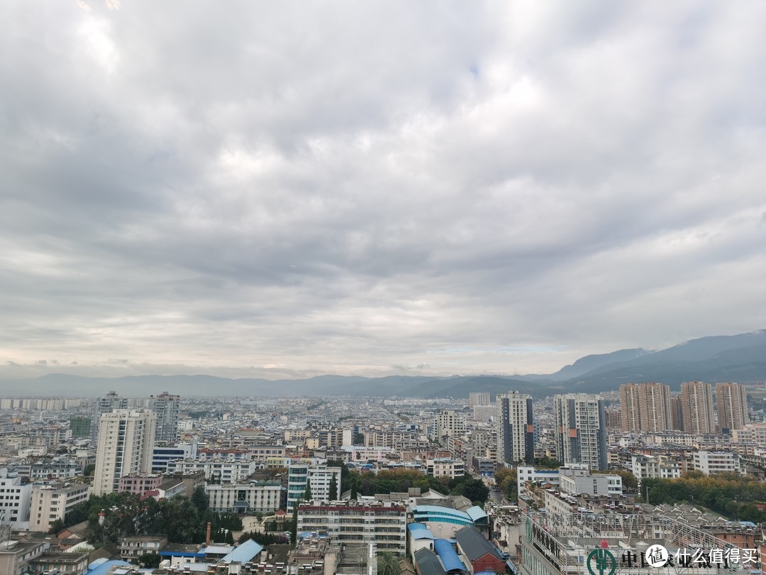 在酒店俯瞰保山城区