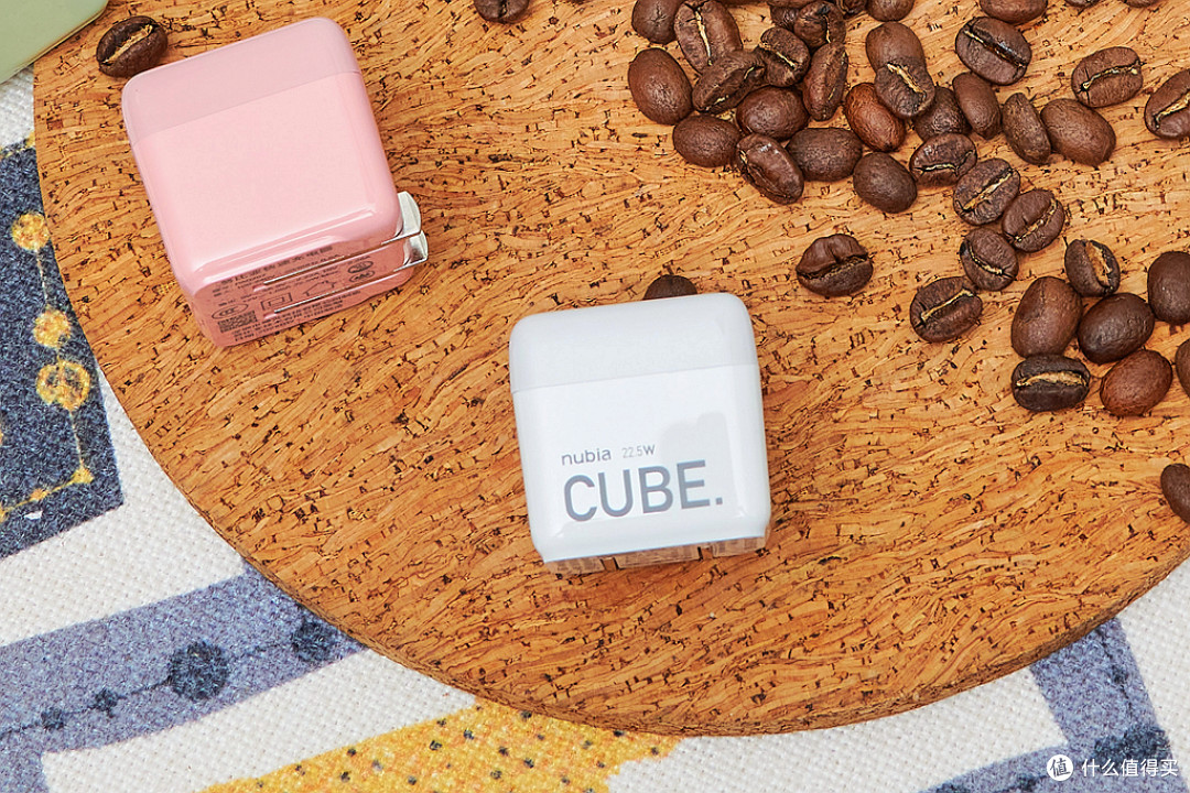缤纷色彩小体积里的大功率努比亚225w方糖快充体验