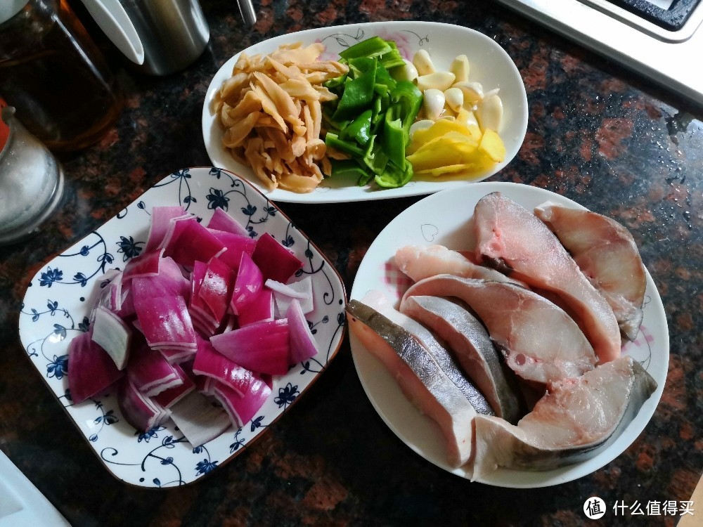 生焗鱼 焗制过程利用鱼鲜汁渗下与配菜，鱼与料头的各种香味交融