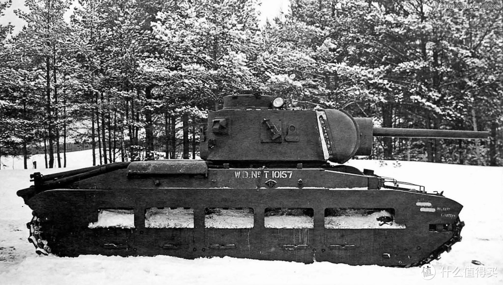 针对玛蒂尔达2型火力贫弱的问题，苏军也做过一些改造。这台车就换装了一门KV-1同款的Zis-5型76.2mm坦克炮。1941年12月，莫斯科前线。