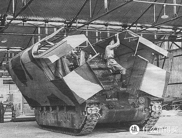 正在进行伪装测试的玛蒂尔达2型，1942年，埃及赫勒万(Helwan，开罗南部城区)。这台玛蒂尔达2型通过外罩木板和纸板制作的外壳，可以伪装成卡车以迷惑敌方的空中侦察。