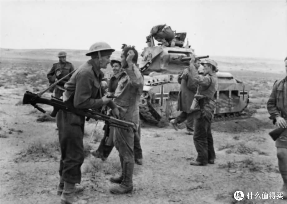 这是一组很有趣的图片:十字军行动中，驾驶的缴获的玛蒂尔达2型的德军装甲兵被新西兰军队重新俘虏，1941年12月3日，托布鲁克要塞外围。