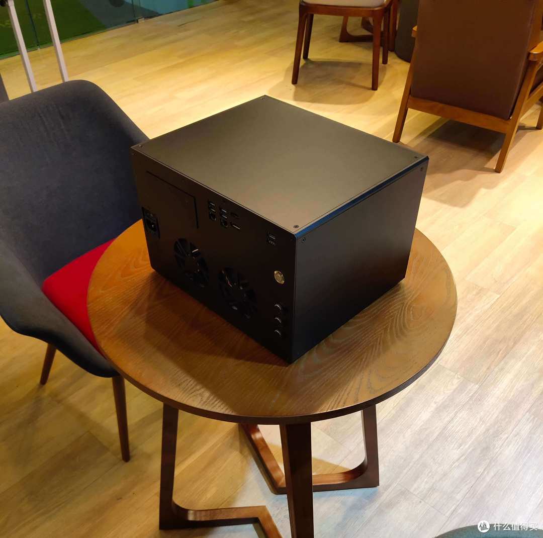 六盘位新咖——tank nas机箱