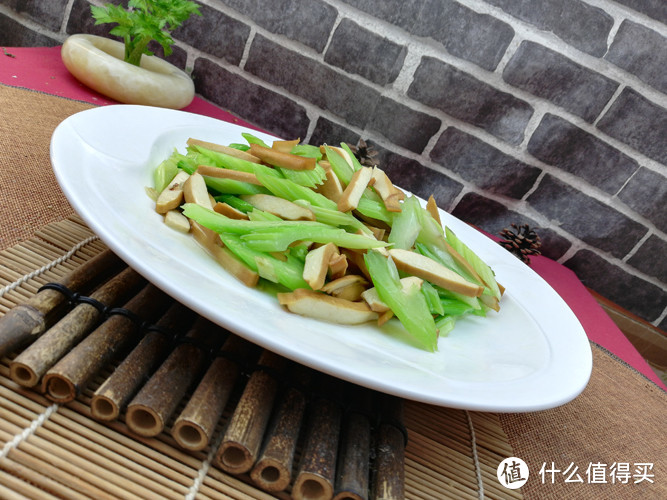 抓住绝佳的减肥时机，芹菜与这种食材一炒，再也不愿意吃肉