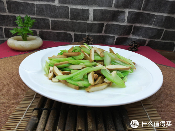 抓住绝佳的减肥时机，芹菜与这种食材一炒，再也不愿意吃肉