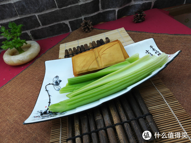 抓住绝佳的减肥时机，芹菜与这种食材一炒，再也不愿意吃肉