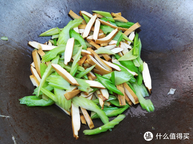 抓住绝佳的减肥时机，芹菜与这种食材一炒，再也不愿意吃肉